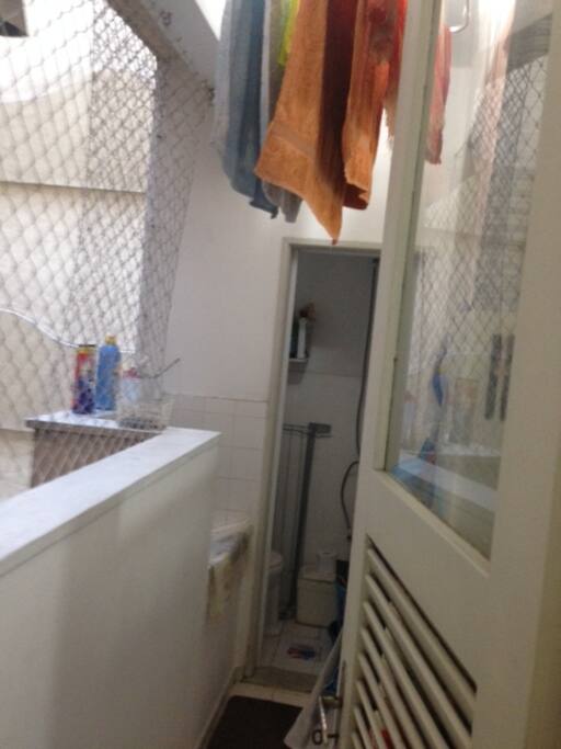 area de servico,tanque ,banheiro externo fora de uso
