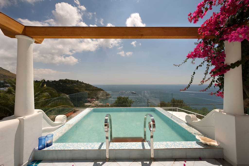 Private infinity bath with hydromassage and sea view.