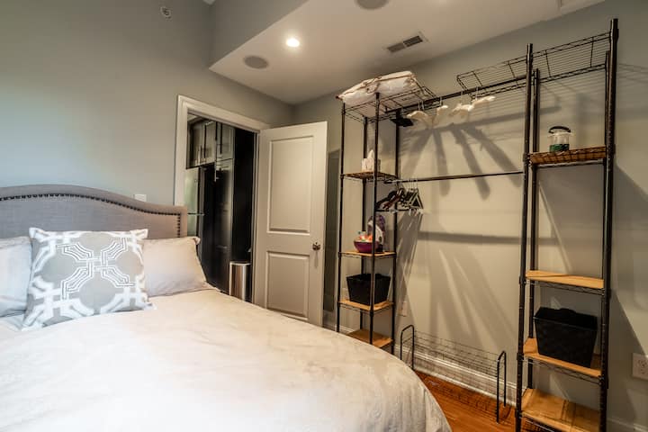 مدخل غرفة النوم في الطابق العلوي خارج المطبخ.