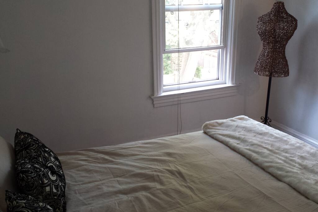 Queen Guestroom w. closet and adjacent bathroom.