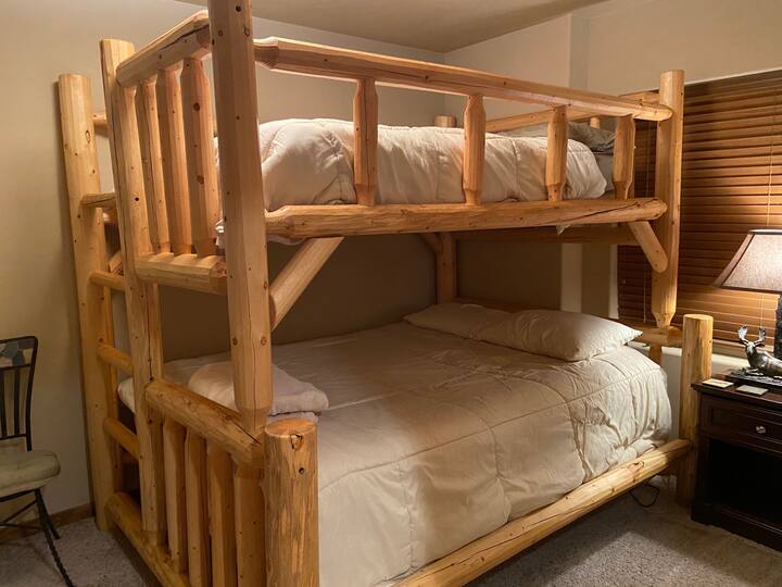 Chambre 2 : lits superposés queen size