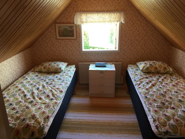 غرفة نوم في الطابق العلوي مواجهة للغرب