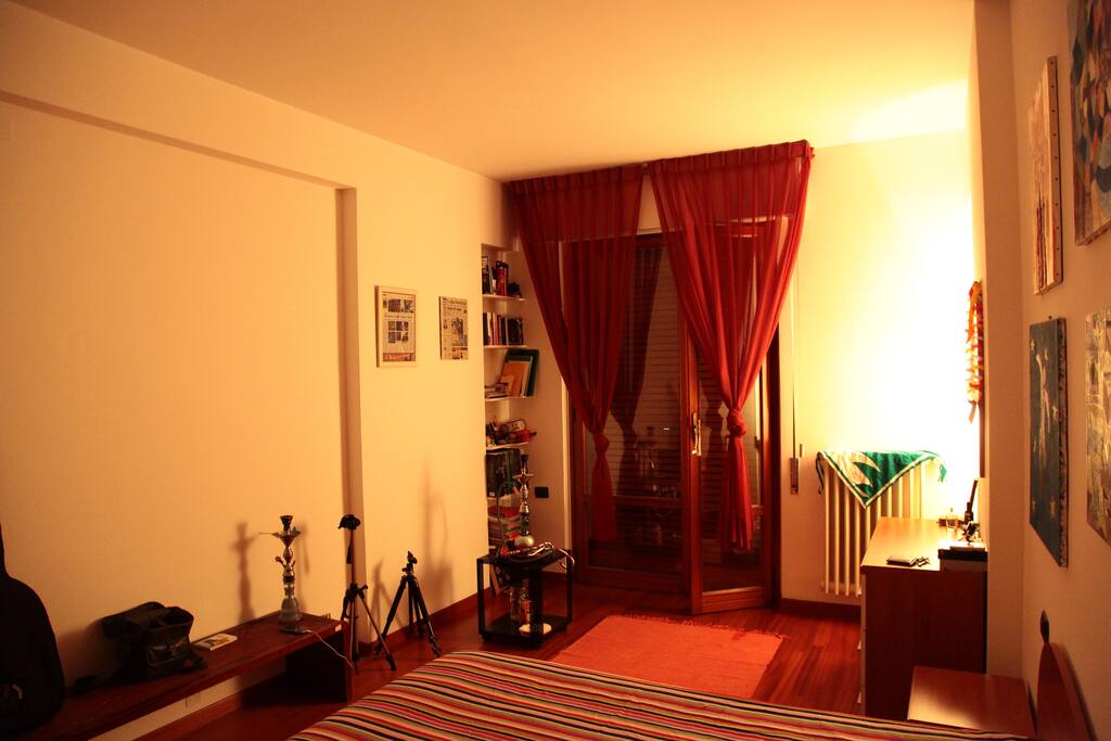 Stanza da letto fotografata vicino all'armadio