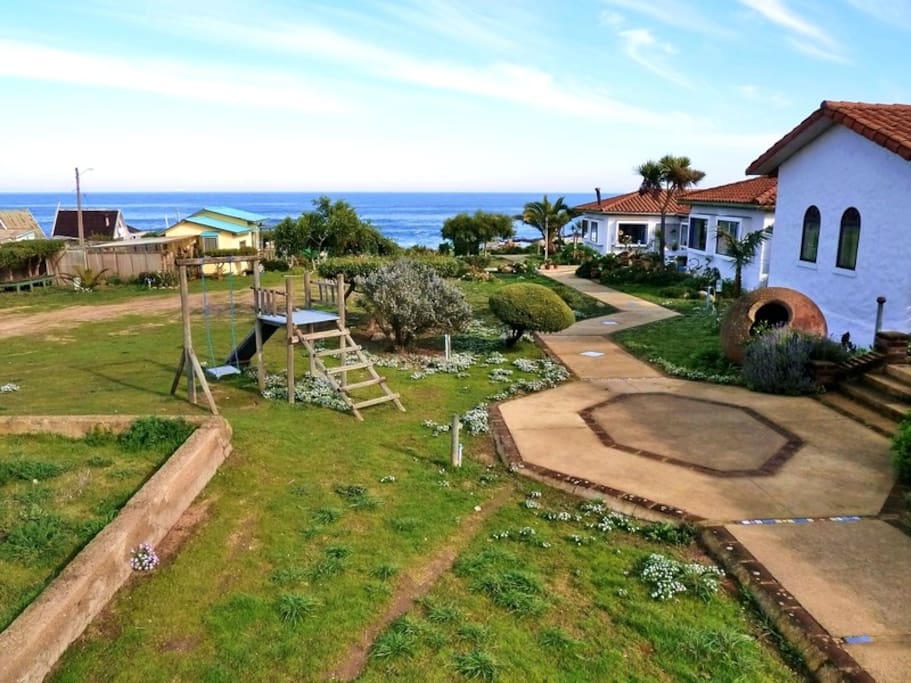 Estamos en el balneario El Quisco, frente a la playa Poza Azul. Nuestra propiedad tiene 6.000 m2, con amplios jardines y estacionamiento.
