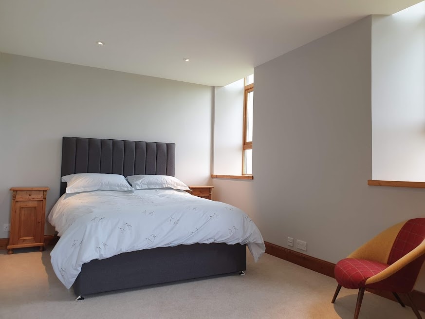 غرفة نوم 2 بسرير كبير 