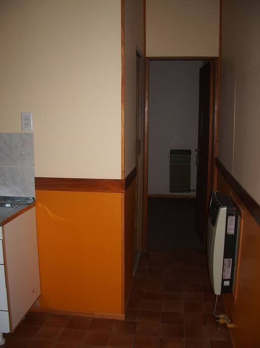 Pasillo hacia el dormitorio y baño