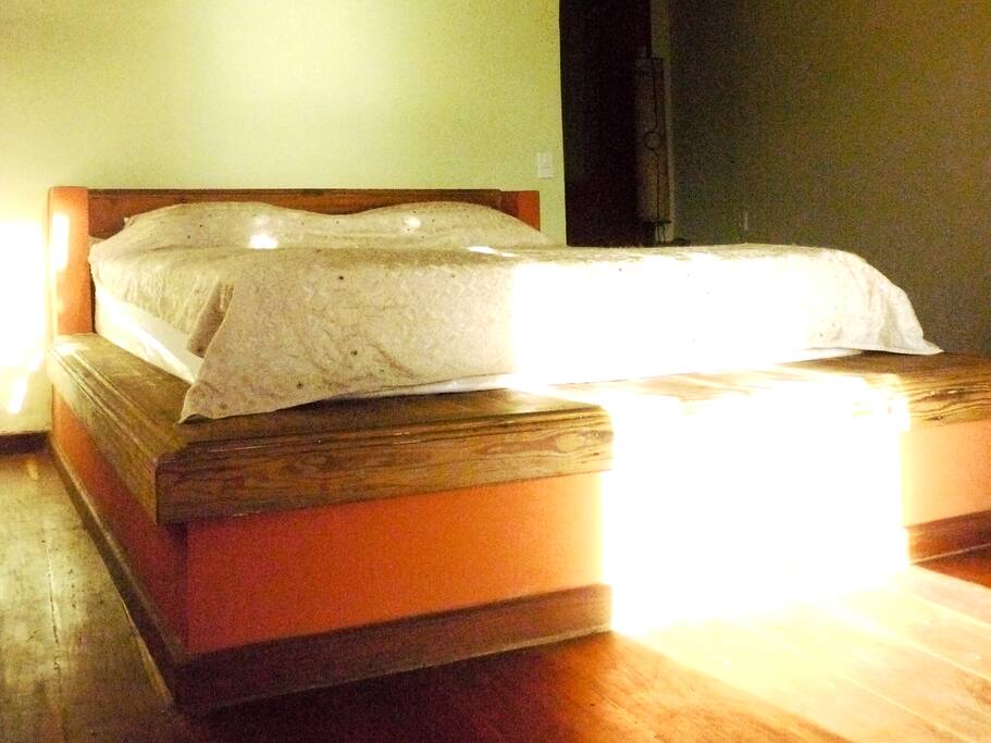 Queen size bed
excelente cama queen
Superbe literie queen