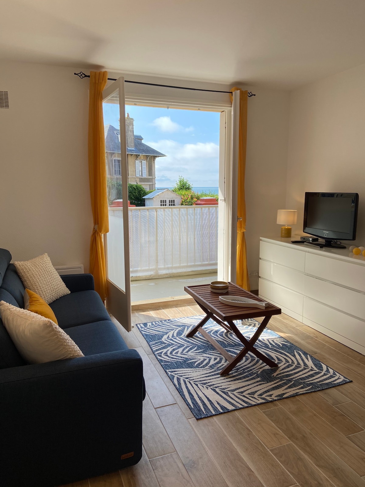 Salón con sofá cama de verdad, balcón y vistas al mar . 
¡Atención, la ropa de cama no está incluida , solicite el alquiler!
WiFi