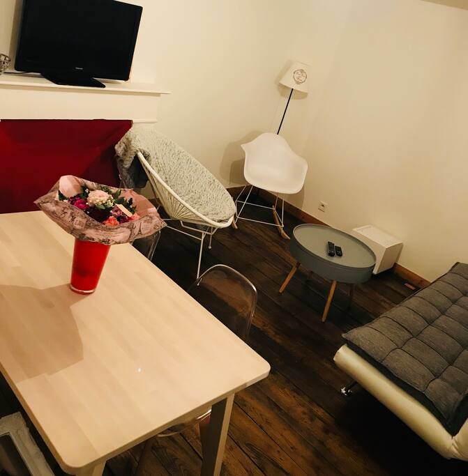 Ecran plat 82 cm sur fausse cheminée décorative