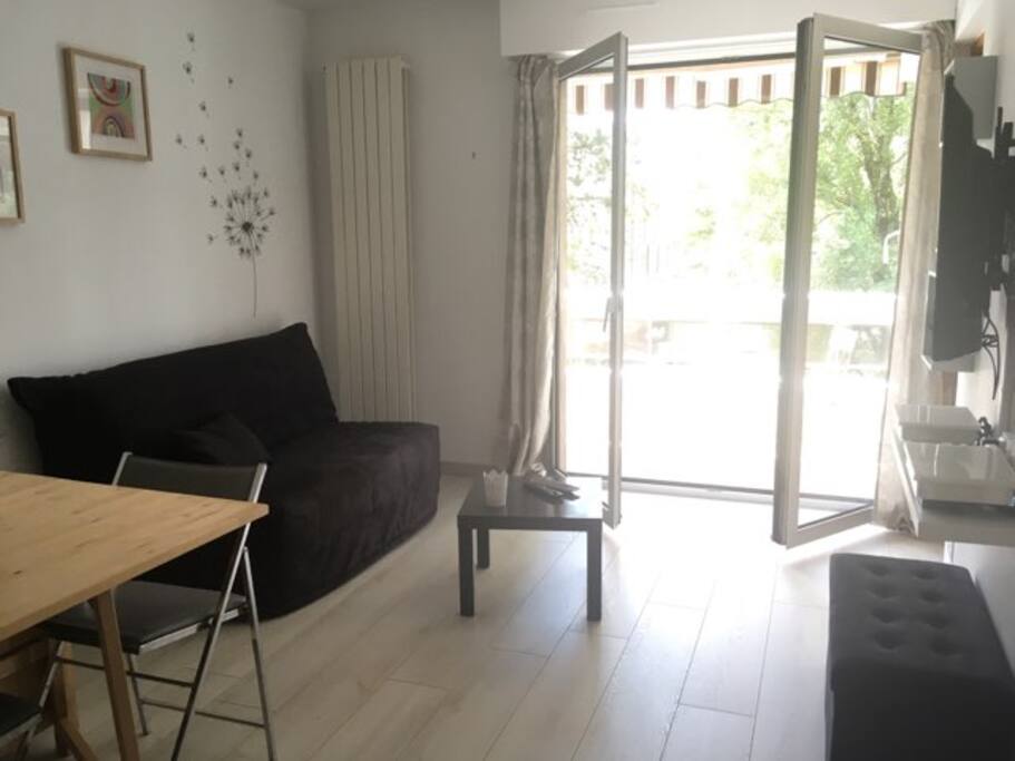 Studio lumineux avec baie vitrée donnant sur le balcon