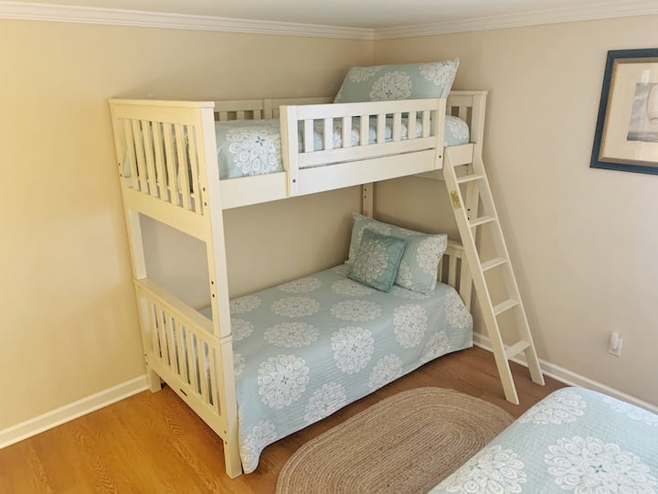 BR 5 - Dhomë gjumi bregdetare me krevat dopio "Queen", krevat dopio dhe banjë të plotë.