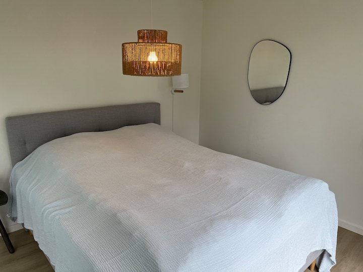 Chumba cha kwanza cha kulala ndani ya Mkwe