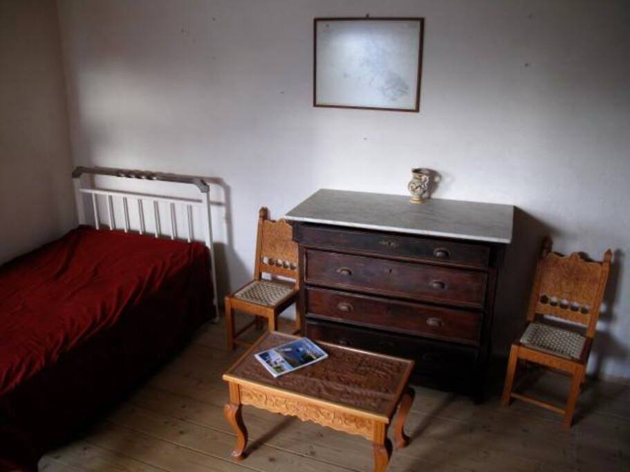 middle bedroom