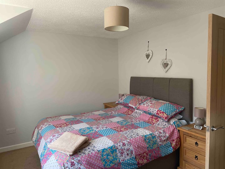 Dormitorio delantero con cama divan tamaño king y vestidor.