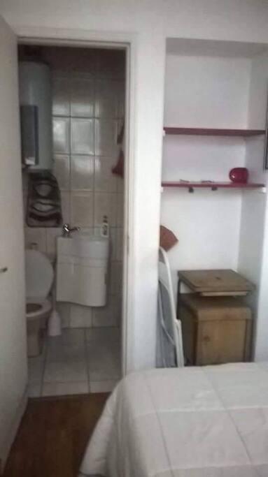 dormitorio con baño privado