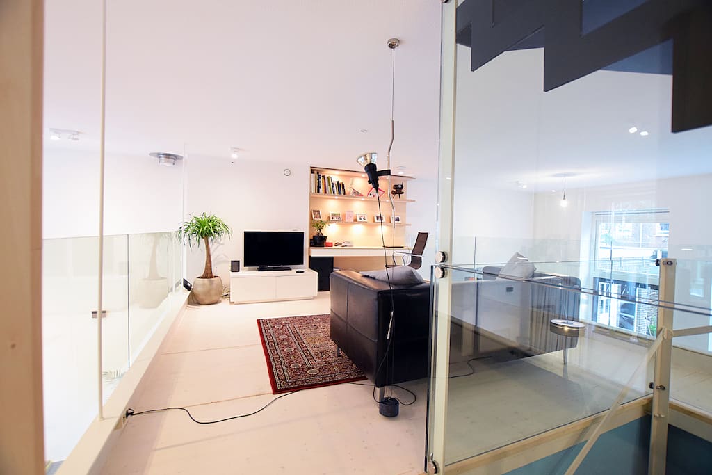 Intermediate floor with television corner