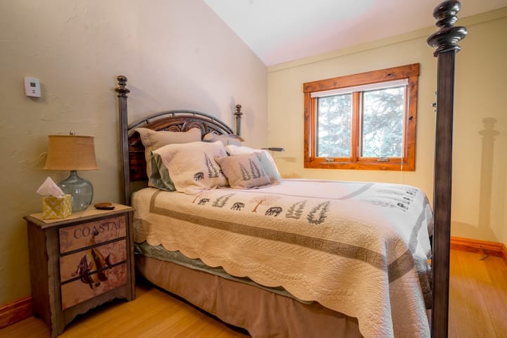 Уютна втора спалня с изглед към гората в две посоки