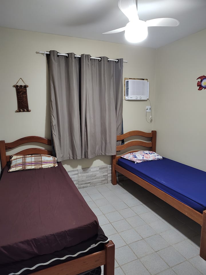 第二间卧室配有2张单人床、1张辅助床和1张独立床垫。