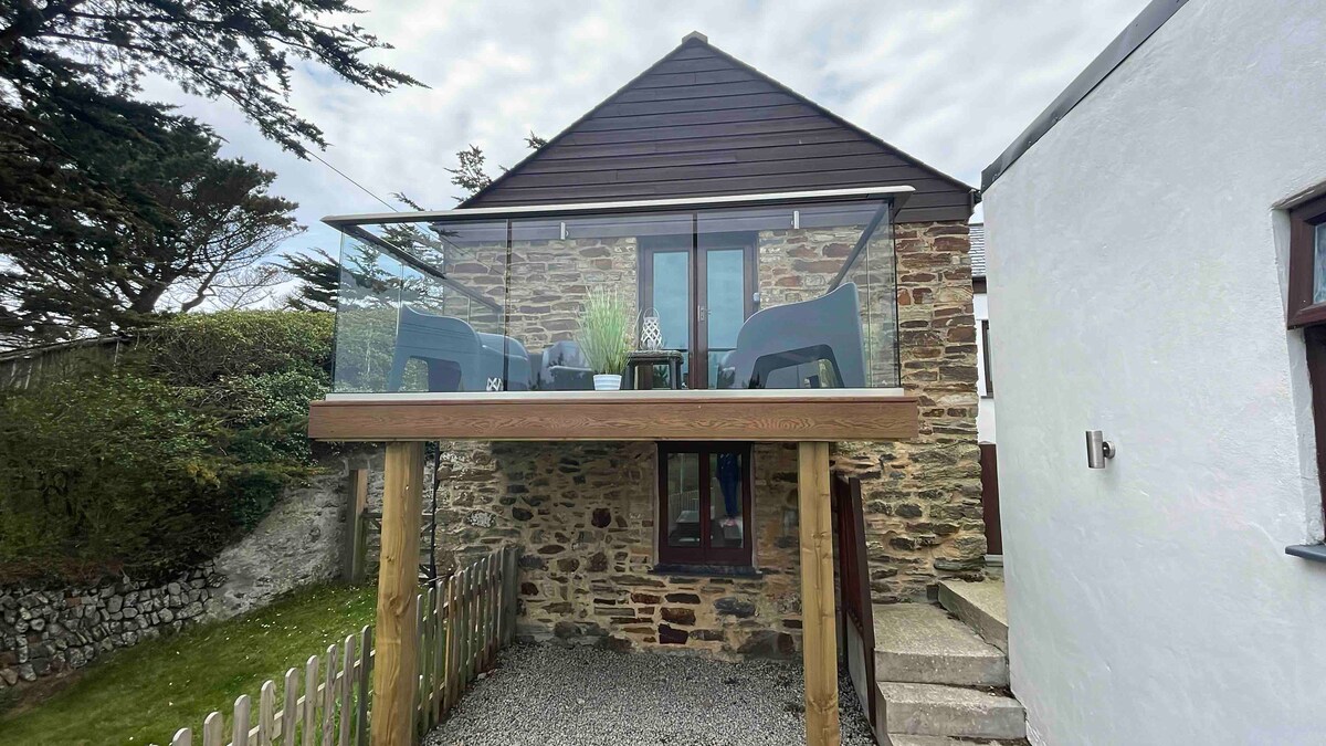 Successful Airbnb property: Dog friendly converted barn.
Hot tub & games room. in St. Agnes