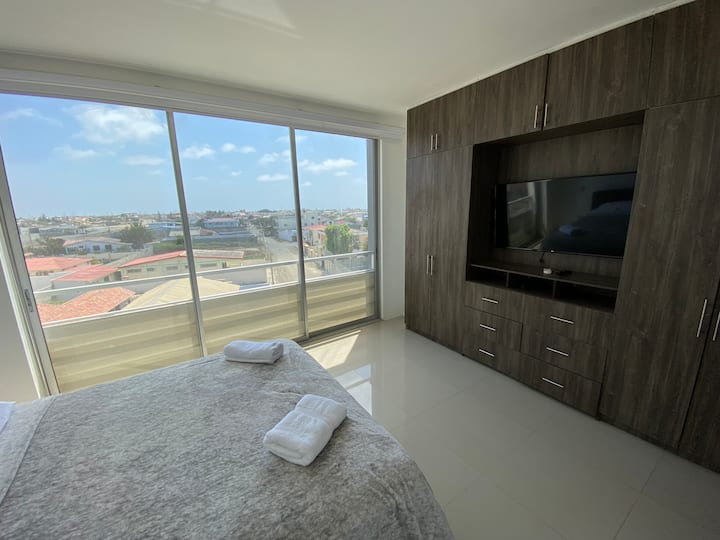 Основната спалня има голям килер, където можете напълно да разопаковате куфара си. Насладете се на добър сериал или филм на смарт телевизора си.