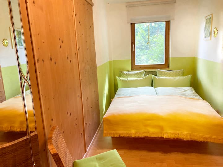 ห้องนอนคู่ตู้เสื้อผ้าเก้าอี้