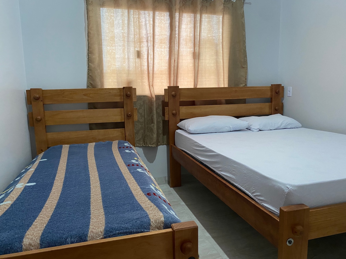 Апартман 2
1 цел кревет
1 единечен кревет 
1 дрвена закачалка за облека 
1 вентилатор 