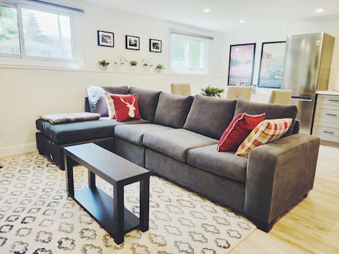 Popular Airbnb listing: 100% Private 1-Bdrm+Fireplace. Quiet+comfortable. in Collingwood