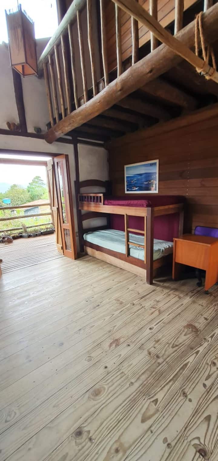 Мецанино с климатик, двуетажно легло и матрак, които да поставите на пода