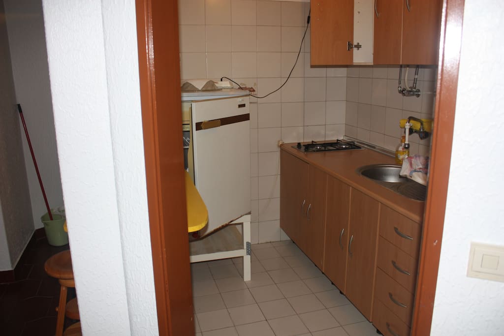 cuisine avec frigo et plaques
de cuisson.