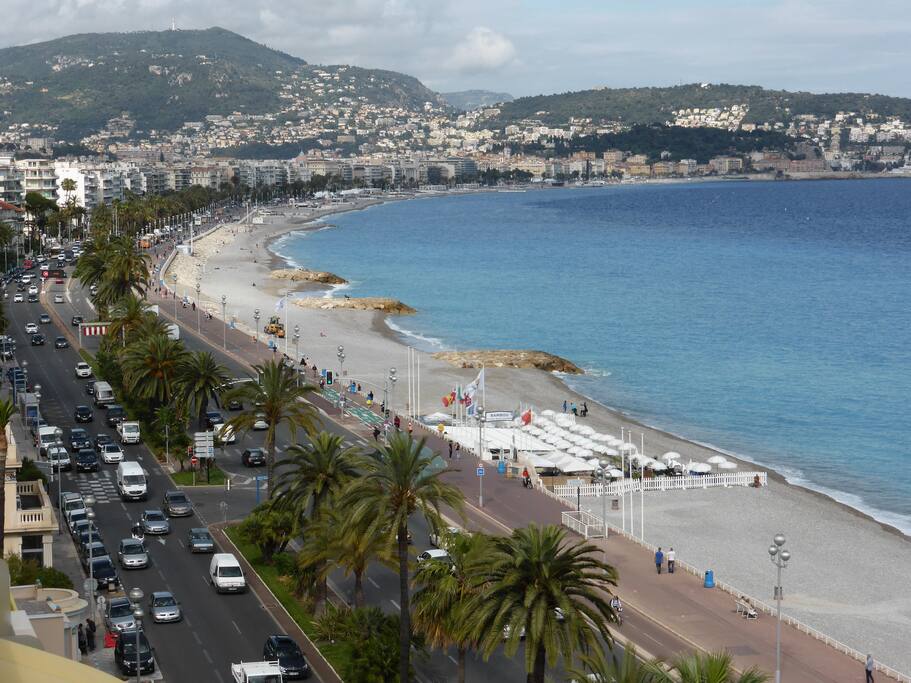 Vue du solarium sur la Promenade des Anglais et la ville de Nice