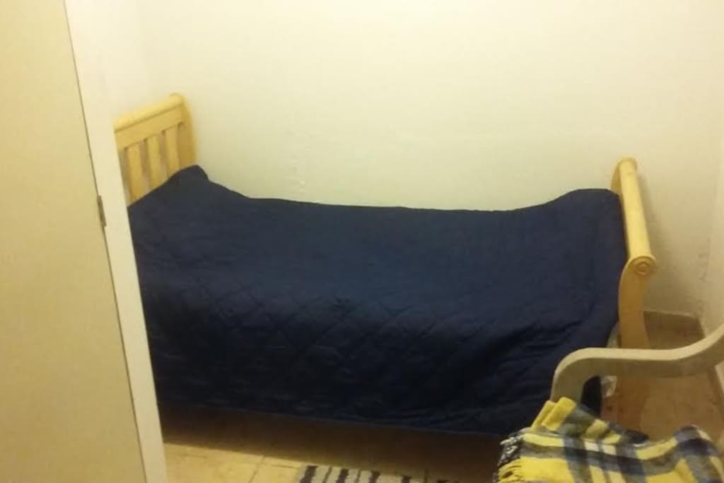 Una cama que te epera para dormi como en casa.