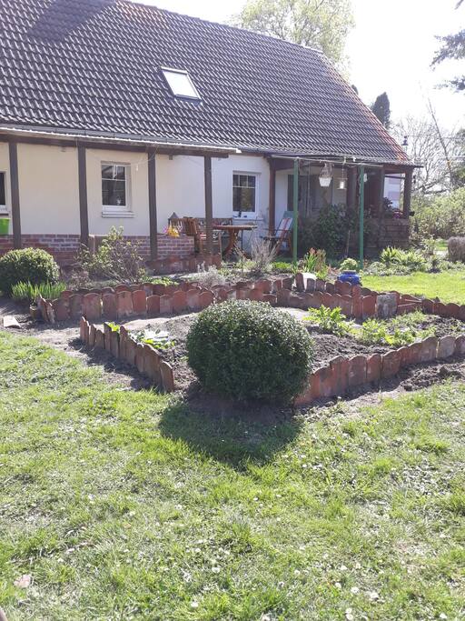 Hausansicht vom Gemüsegarten aus gesehen.
