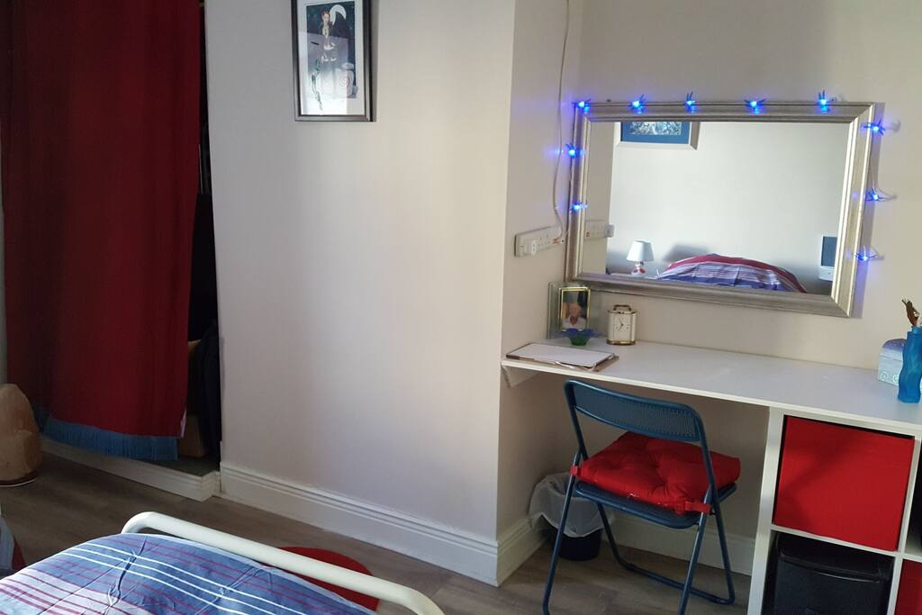 Desk area in Twin room