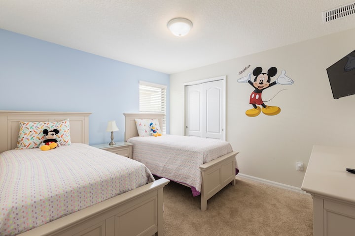 חדר שינה עם 2 מיטות זוגיות/מיטות יחיד