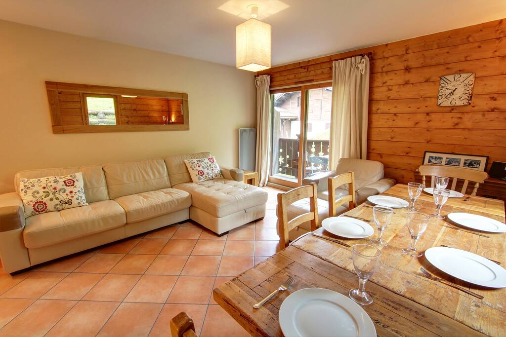 Plenty of room to relax in the lounge / dining area.