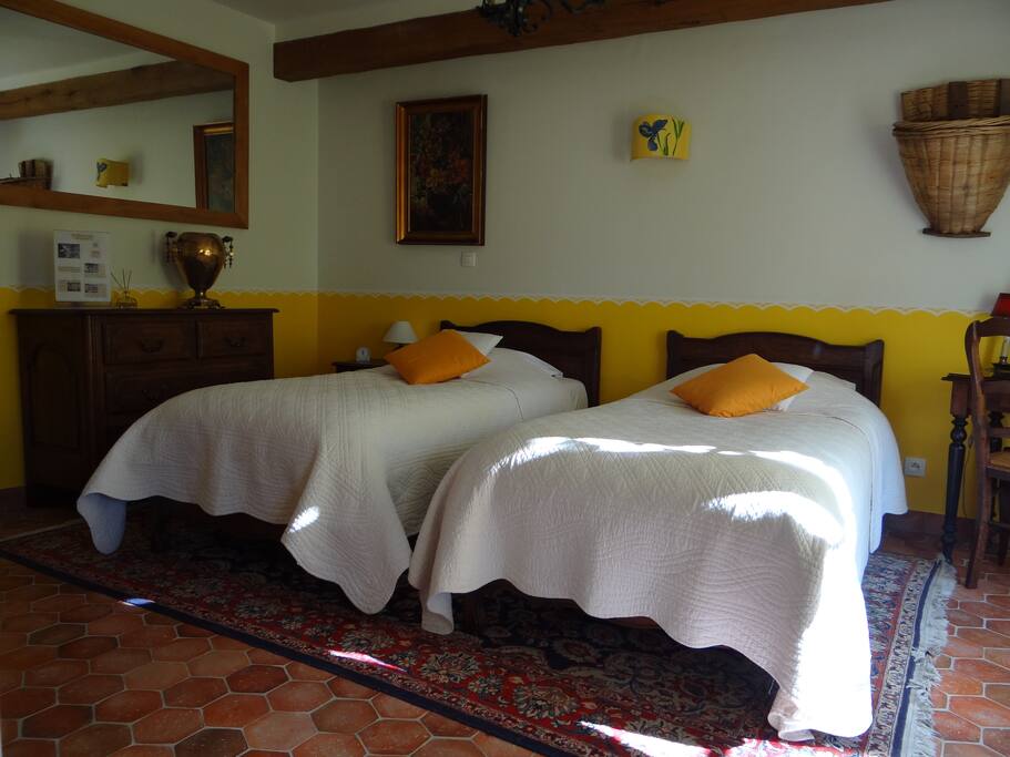 Chambre en rez de chaussée avec terrasse