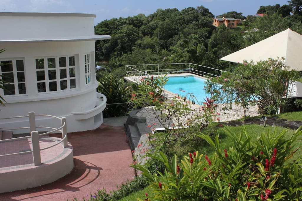 Une piscine pour vous prélasser au soleil