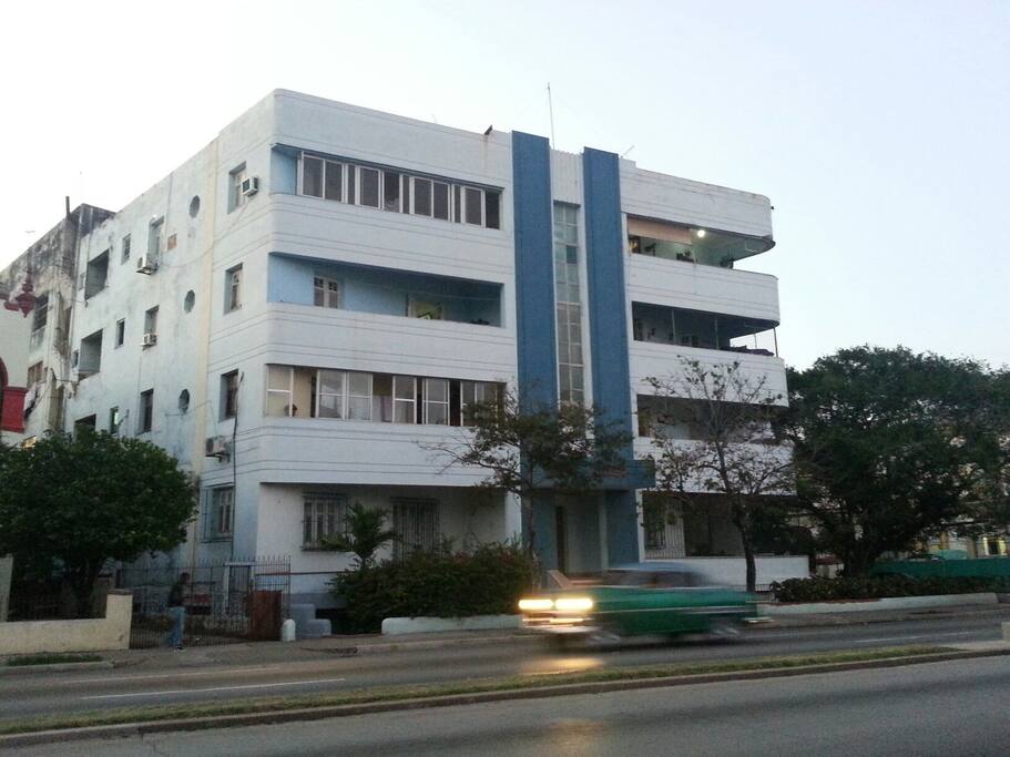 Visitenos en el corazon del Vedado. Los recibimos con afectos!