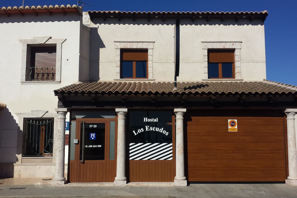 Fachada del Hostal Los Escudos, entrada a los apartamentos