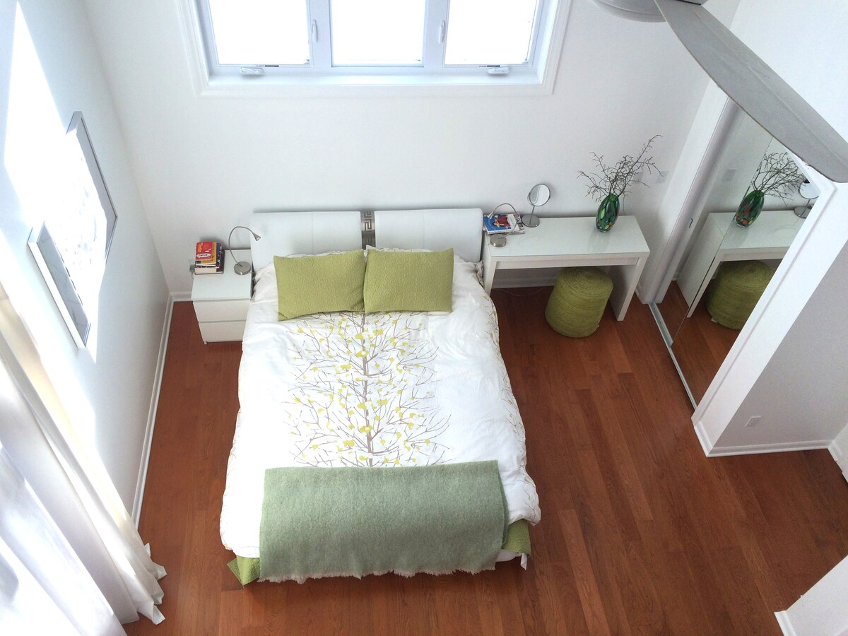 Glavna spavaća soba ima izlaz na kamenu terasu i vrt (pogled iz potkrovlja)
