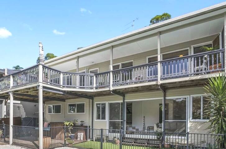 Entire Sundrenched Retreat Style Home with 9M Pool gallery image 2