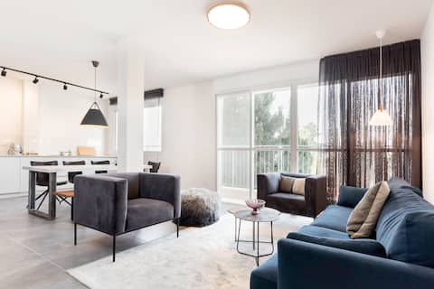 Modern 2BR Apt w Private Parking in City Center