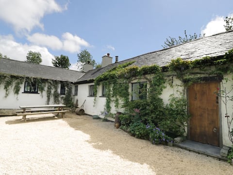 Welsh Long Cottage with views of Snowdonia
