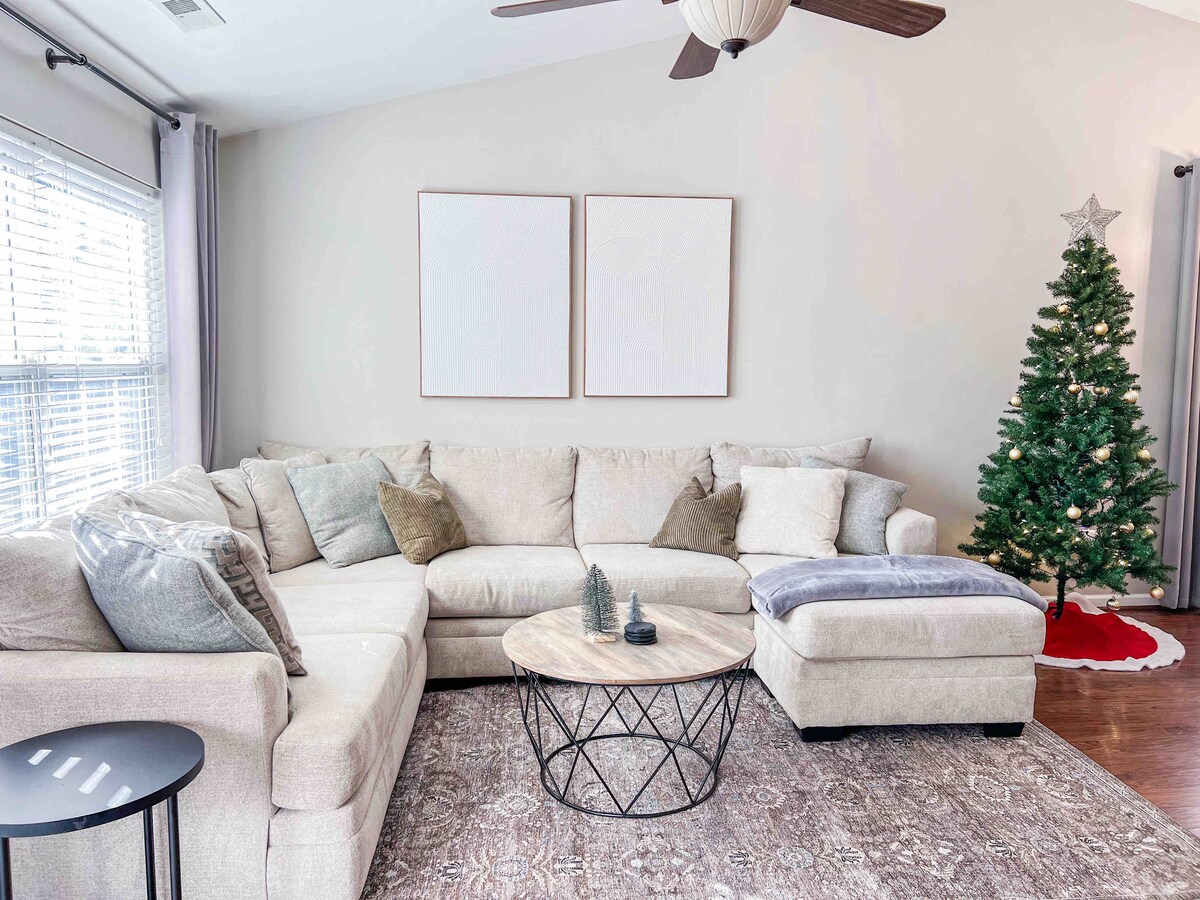 Popular Airbnb listing: 3 Bedroom House with yard & stellar location! in Huntsville