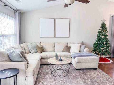 Popular Airbnb listing: 3 Bedroom House with yard & stellar location! in Huntsville
