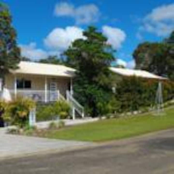 Tinaroo Sunset Retreat Bed and breakfasts for Rent in Barrine