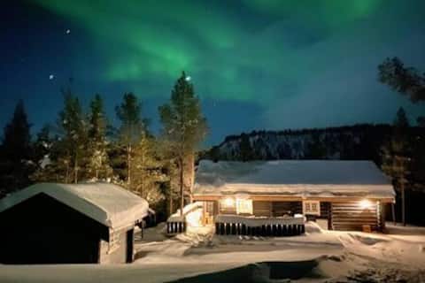 Log cabin at the top of Lakselva