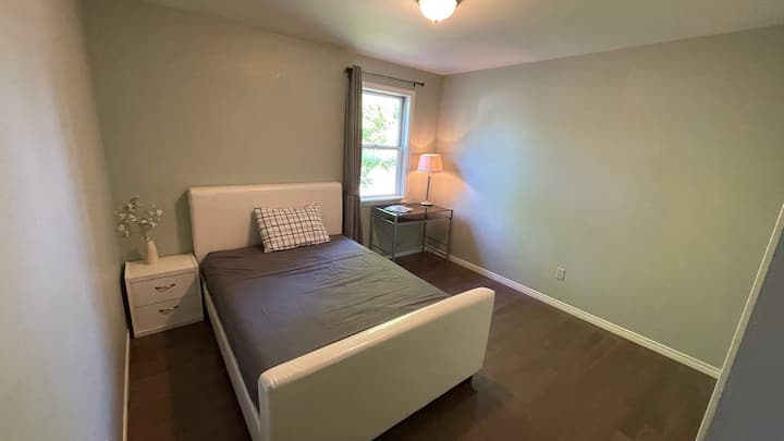 Private 2nd-fl Bedroom Near Victoria Hospital C - London