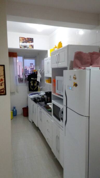 Cozinha completa com área de serviço