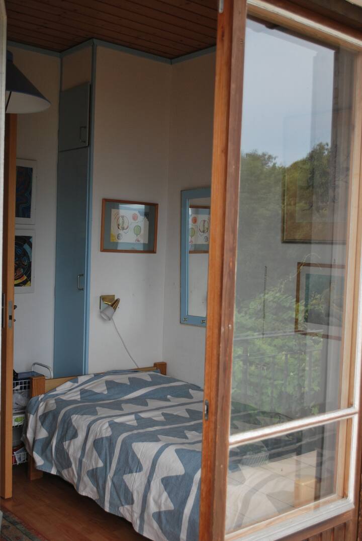 3号卧室，通往阳台。2张独立的床，宽90厘米